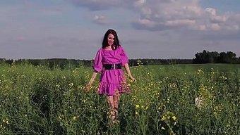 Rus Minyon Angel Spice Açık Havada Ortaya Çıkıyor