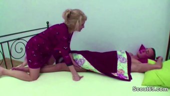 Ateşli Bir Anne, Üvey Oğlunu Amından Nazikçe Uyandırıyor.