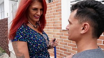 Yaşlanan Kızıl Saçlı Fahişe, Genç Adama Halatları Gösteriyor