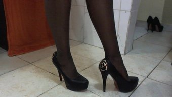 Siyah Güzellikleri Ve Mobil Arkadaşlarını Içeren Taze Eklenmiş Yüksek Topuklu Ayakkabılar