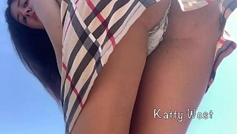 Genç Bir Genç Kızın Açık Havada Solo Gösterisi, Etek Altı Meme Uçları Ve Piercinglerin Görüntüsünü Sergiliyor.