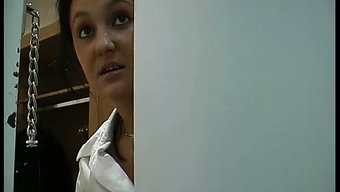 Olgun Alman Kadın Bir Otelde Sakso Çekiyor