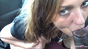 Alman Büyük Siyah Yarrağı, Bir Arabada Sokak Yürüyüşçüsüne Sakso Ve El Işi Yapıyor