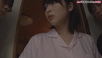 Japon Anne, Oğullarını Yasak Bir Üçlü Için Baştan Çıkarıyor