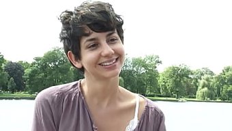 Küçük Saçlı Kız Bir Yatta Kendini Tatmin Ediyor