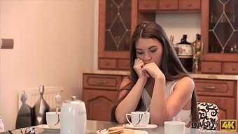 Bir Genç Erkek, Yaşlı Bir Adamın Anal Zevki Için Arabada Takas Yapıyor.