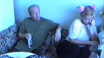 Üvey Kızın Sigara Içme Rutini, Babasıyla Baştan Çıkarıcı Bir Karşılaşmaya Dönüşüyor.