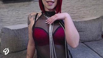 Alman Genç Ninadevil, Web Kamerasında Fetiş Striptizini Ortaya Çıkarıyor