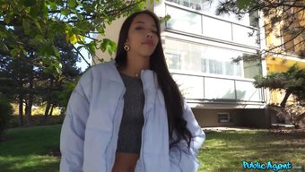 Minyon Asyalı Güzellik Lia Lin, Halka Açık Ajanlar Sahnesinde Harika Bir Sürüş Sunuyor.