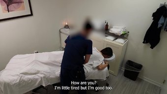 Bir Ilişki Içinde Gibi Görünen Güzel Bir Japon Garson, Başlangıçta Masaj Terapistinin Cinsel Olarak Tatmin Etmesine Izin Verdi Ve Sonra Yüzünde Bir Gülümseme Ile Ayrıldı.