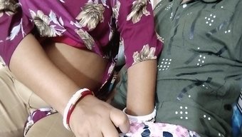 Genç Bir Hint Hizmetçi, Işverenine Meyve Sunuyor, Açık Konuşma Ve Öpüşme Ile Tutkulu Bir Karşılaşmaya Yol Açıyor