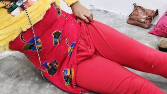 Genç Kız, Erkek Arkadaşıyla Dışarıda Pis Konuşurken Ve Arkadan Sikişirken