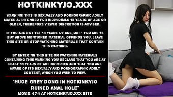 Büyük Bir Dildo, Hotkinkyjo'Nun Anal Boşluğuna Nüfuz Ederek Prolaps Ve Genişlemeye Neden Oluyor