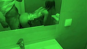 Gece Kulübünde Vahşi Seks, Güzellik Wc'De Sikişti.