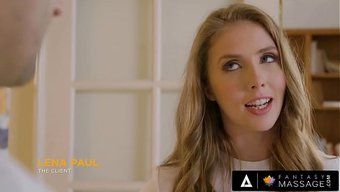 Bir Masör, Sevgilisini Büyük Göğüslü Müşteri Lena Paul'La Ateşli Bir Seansla Aldatıyor.