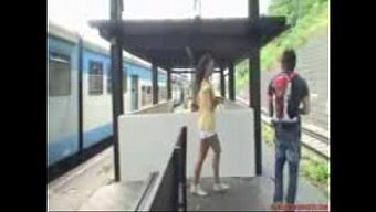 Sıcak Ingiliz Çift, Yaramaz Oyun Zamanlarına Dalıyor