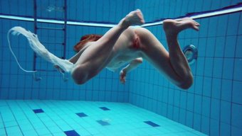 Sarışın Güzellik Diana Zelenkina, Batırılmış Ve Giyilmemiş