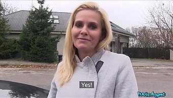 Büyük Göğüslü Sarışın Milf, Para Karşılığında Halka Açık Seks Istiyor