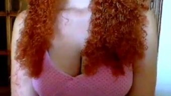 Kıvırcık Saçlı Göğüslü Kızıl Saçlı Webcam'De Performans Sergiliyor