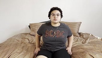 Inanılmaz Kıvrımlara Sahip Yeni Başlayan, Porno Için Seçmelere Katılıyor Ve Yüzüne Sikişiyor