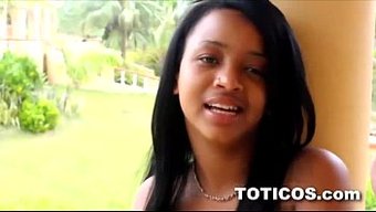 Utangaç Siyah Genç Ilk Kez Vücudunu Ortaya Çıkarıyor