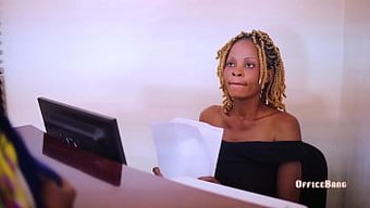 Taze Yüzlü Öğrenciler, Lezbiyen Buluşmasında Kirli Ve Sert Bir Şekilde Sevişiyorlar