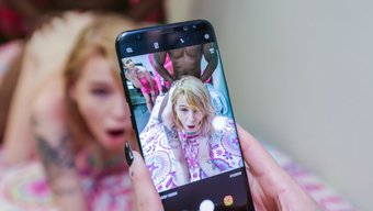 Iki Kız Kardeş, Büyük Siyah Bir Yarakla Rehin Meydan Okuyor