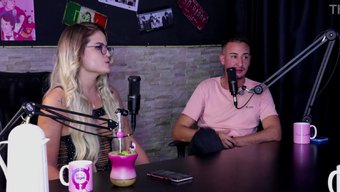 Pati Ferraz'In Paralı Asker Olarak Işinden Bahsederken Soyunup Kum Saati Figürünü Sergilediği Buhar Dolu Video.