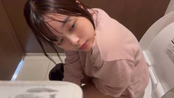 Bir Üniversite Öğrencisinin Hayatındaki Bir Gün, Bir Kafe Ziyareti, Yürüyüş Ve Evde Biraz Kendini Tatmin Etmeyi Içerir.