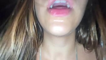 Güzel Bir Kadın, Amına Sik Girerken Inliyor.