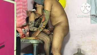 Genç Bir Hint Kadını, Iyi Donanımlı Bir Sevgiliyle Tutkulu Bir Buluşmanın Tadını Çıkarıyor.