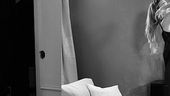 Sert Şaftlı Üç Adam, Göğüslü Chloe Ve En Iyi Arkadaşı Venera Maxima'Yı Derin Bir Oral Buluşmada Beceriyorlar