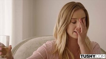 Esmer Güzellik Ve Patronu Üçlüde Büyük Siyah Bir Yarrağı Paylaşıyorlar