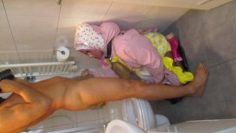 Alman Kauçuk Tutkunu Feneke, Oral Ve Manuel Zevk Veriyor