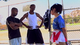 Amatör Genç Kızın Iki Büyük Siyah Yarrağıyla Ilk Deneyimi