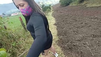 Latin Fahişe Ormanda Vücudunu Sergiliyor, Sikişiyor Ve Yarrağı Emiyor