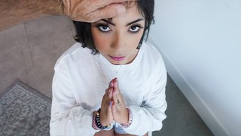 Güzel Yüzlü Ve Ince Vücutlu Ateşli Bir Genç Kadın, Üvey Babasına, Kiliselerinin Papazına Karşı Yasak Bir Arzu Besliyor.