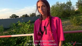 Kız Işe Geç Kaldı, Bu Yüzden Bir Taksi Çağırdı.