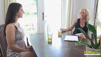 Olgun Ingiliz Kadın, Duygusal Göğüs Masajı Ve Röportaj Alıyor