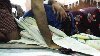 Desi Milf, Genç Sevgilisiyle Kirli Işlere Giriyor