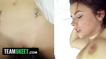 Marina Visconti'Nin Büyük Göğüslü Rus Döküm Kaseti Arkadan Ve Boşalma Ile