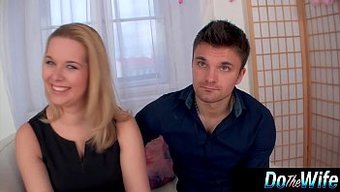 Sarışın Karısı Nikky Dream, Kocasıyla Samimi Bir Buluşma Sırasında Meme Uçlarını Uyarıyor.