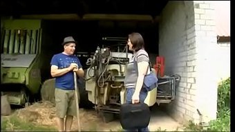 Amatör Genç Kız Yaşlı Ve Pis Domuzlardan Anal Alıyor