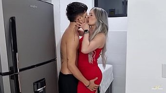 Olgun Kolombiyalı Karı, Üvey Oğluyla Anal Seksin Tadını Çıkarıyor Ve Süt Ile Doluyor