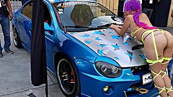 Denizci Temalı Bebek, Araba Gösterisinde Varlıklarını Sergiliyor.