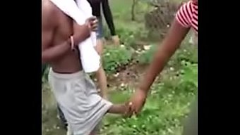 Büyük Bir Penise Sahip Bir Adam, Aynı Anda Birden Fazla Insanı Sikiyor