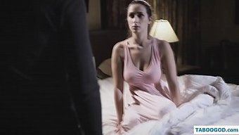 Üvey Baba Ve Üvey Kız Sıcak Bir Videoda Birbirlerine Giriyorlar