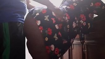 Büyük Kalçalı Bebek, Partnerini Şaşırtıcı Bir Popo Işi Ile Tahrik Ediyor