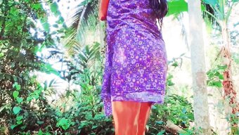 Göğüslü Desi Bebek, Açık Hava Banyosunda Pisleniyor