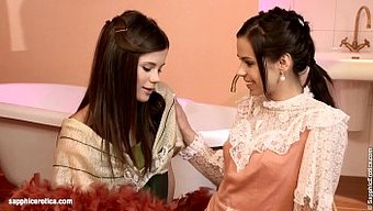 Lezbiyen Çift, Erotik Bir Videoda Duygusal Am Yalama Ve Öpüşmeyi Keşfediyor